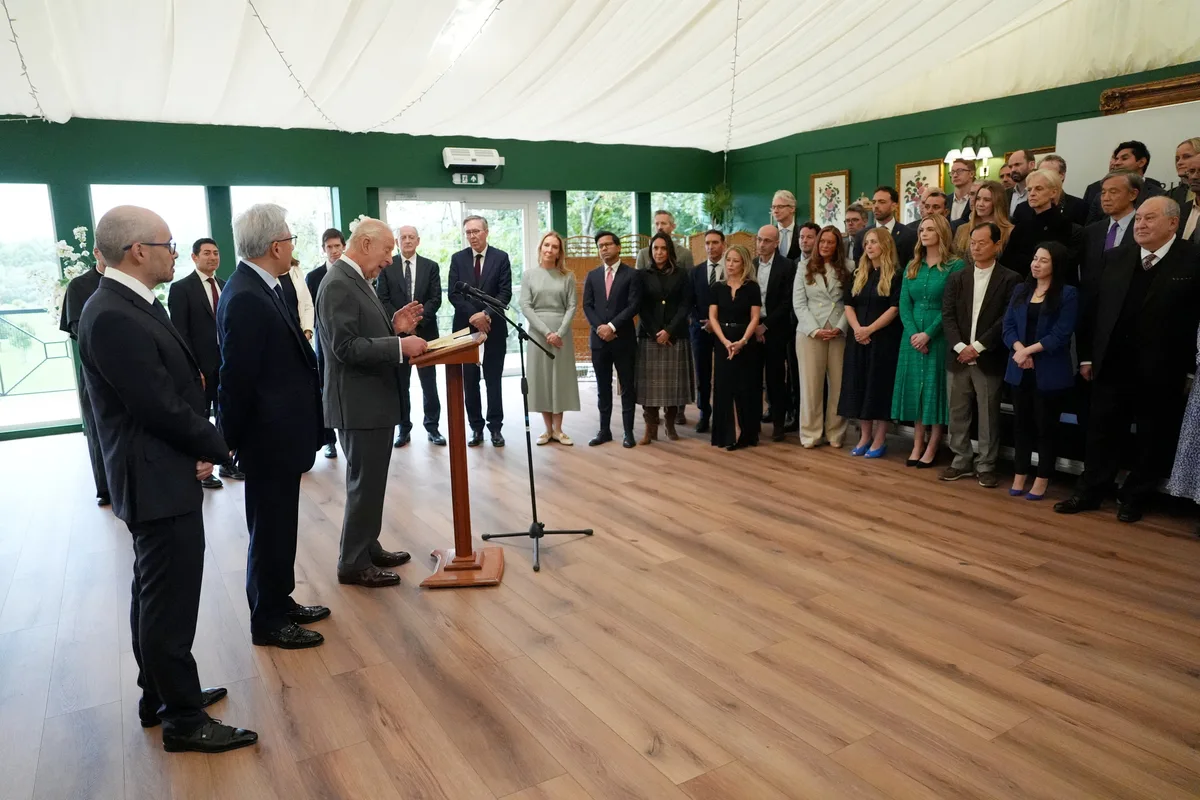 Rei Charles III alerta sobre riscos da IA e pede medidas de executivos antes que seja 'tarde demais'