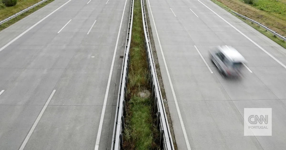 Despiste na A8 junto às portagens causa um morto. Carro incendiou-se