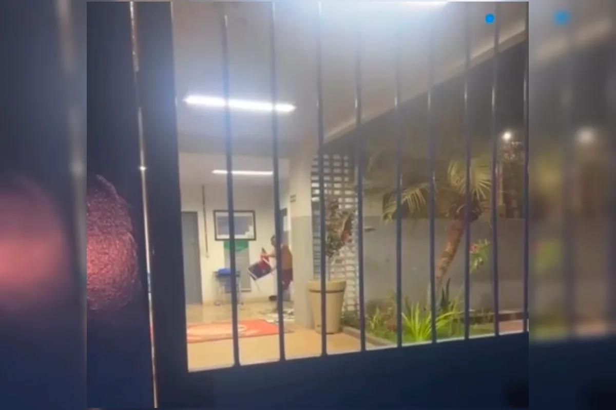 Homem invade escola em Goiás e usa cadeira para quebrar vidraças