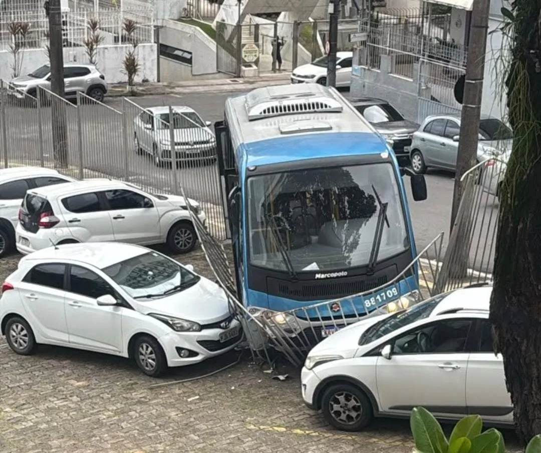 Ônibus invade estacionamento da Ufba em Salvador
