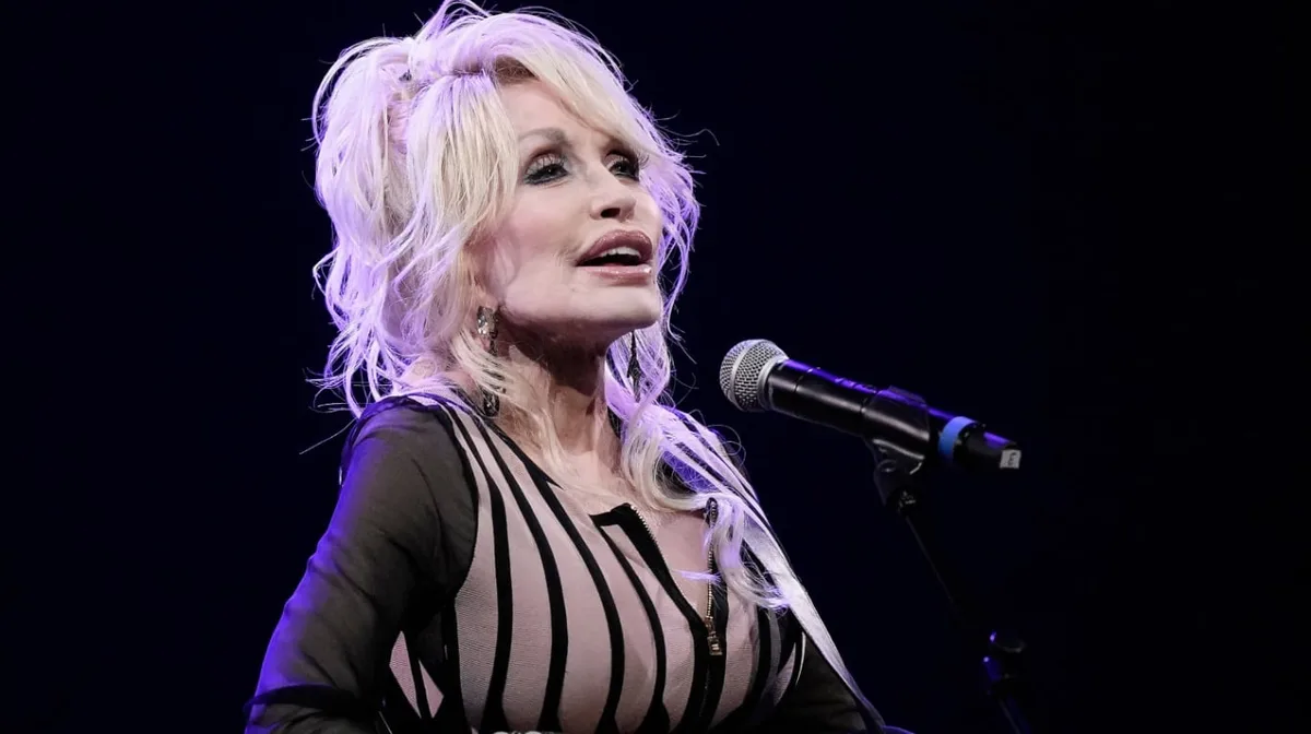 El error de un canal de televisión al anunciar la muerte de Dolly Parton que enojó a los fans y familiares