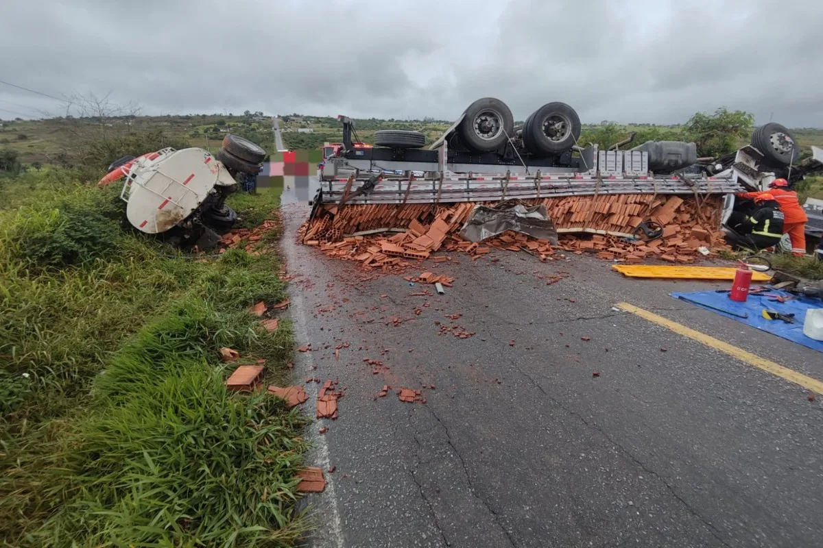 Colisão entre caminhões deixa dois mortos e dois feridos na BR-424, em Caetés
