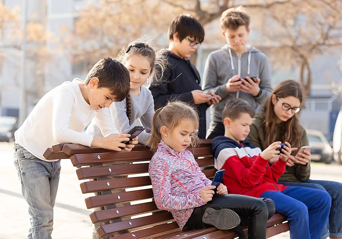 Los informáticos gallegos piden enseñar a los niños el uso de pantallas en la educación