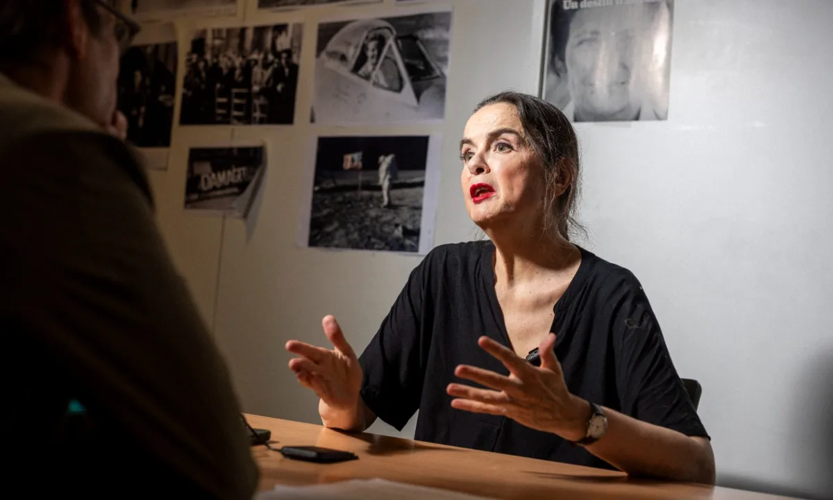 "Je pense avoir souvent des attitudes d'oiseaux" : Amélie Nothomb revient avec un nouveau roman, "L'adolescence du perroquet"