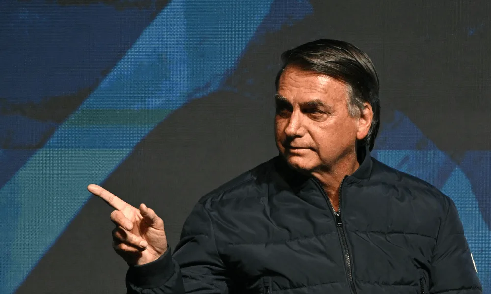 Defesa de Bolsonaro pede 90 dias para transferir titularidade de armas