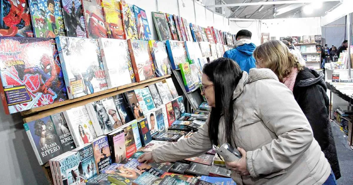 Un sábado en la Feria del Libro de Neuquén: ofertas, familias, memoria y mucho para descubrir