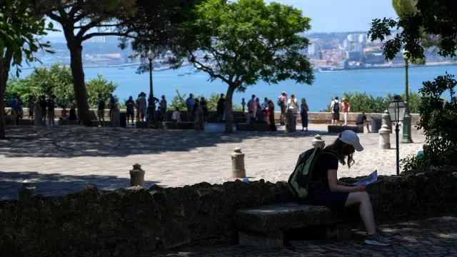 Atenção! Aviso de tempo quente estendido até 3.ª-feira e em 11 distritos