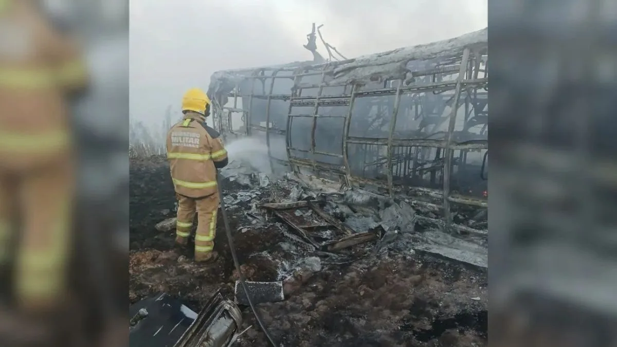 Colisão entre ônibus e caminhão na BR-040 deixa 2 mortos e 23 feridos em MG