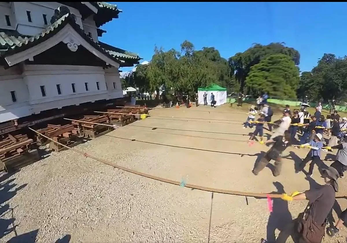 Casi 2.000 voluntarios arrastran un castillo de 360 toneladas con cuerdas y raíles en Japón