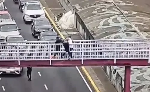 Rescatan a joven que intentaba arrojarse de un puente en la alcaldía Benito Juárez; Policías de la SSC evitaron que atentara contra su vida