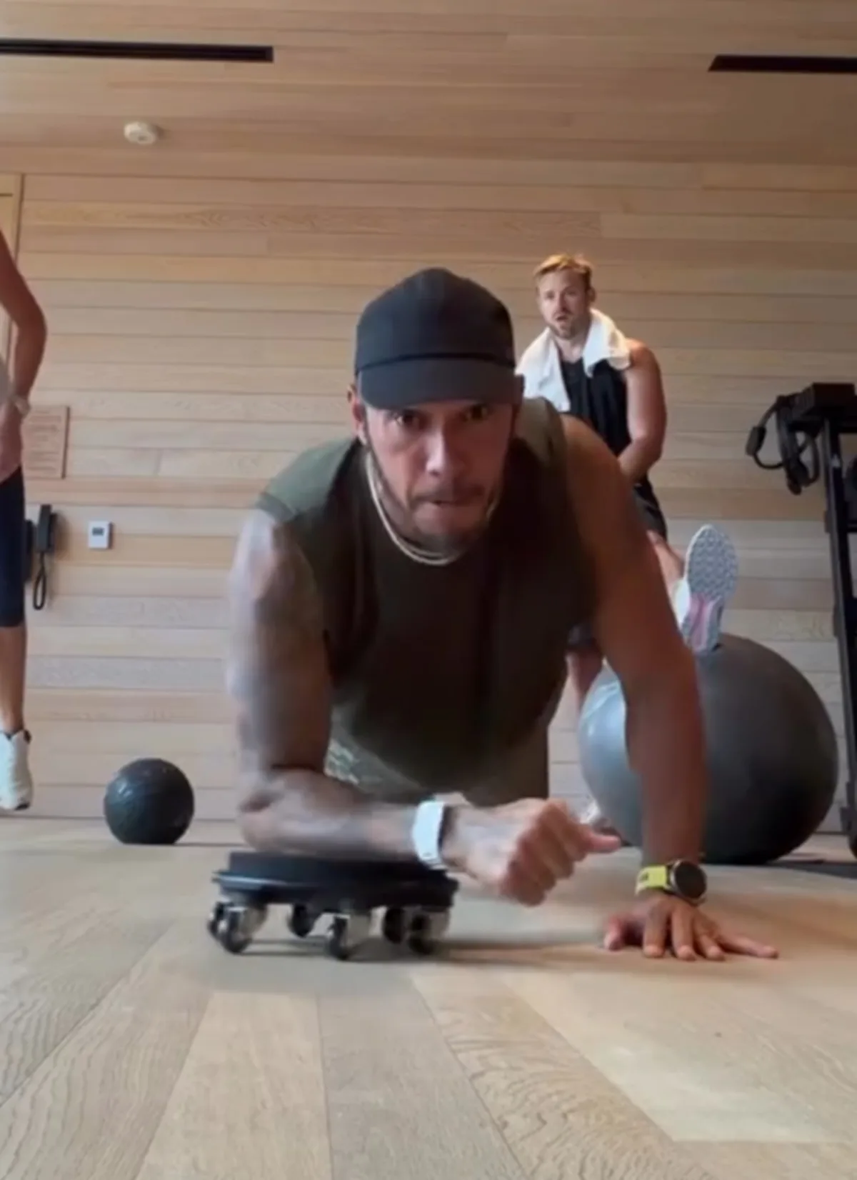Lewis Hamilton compartilha treino pesado durante férias da F1; assista