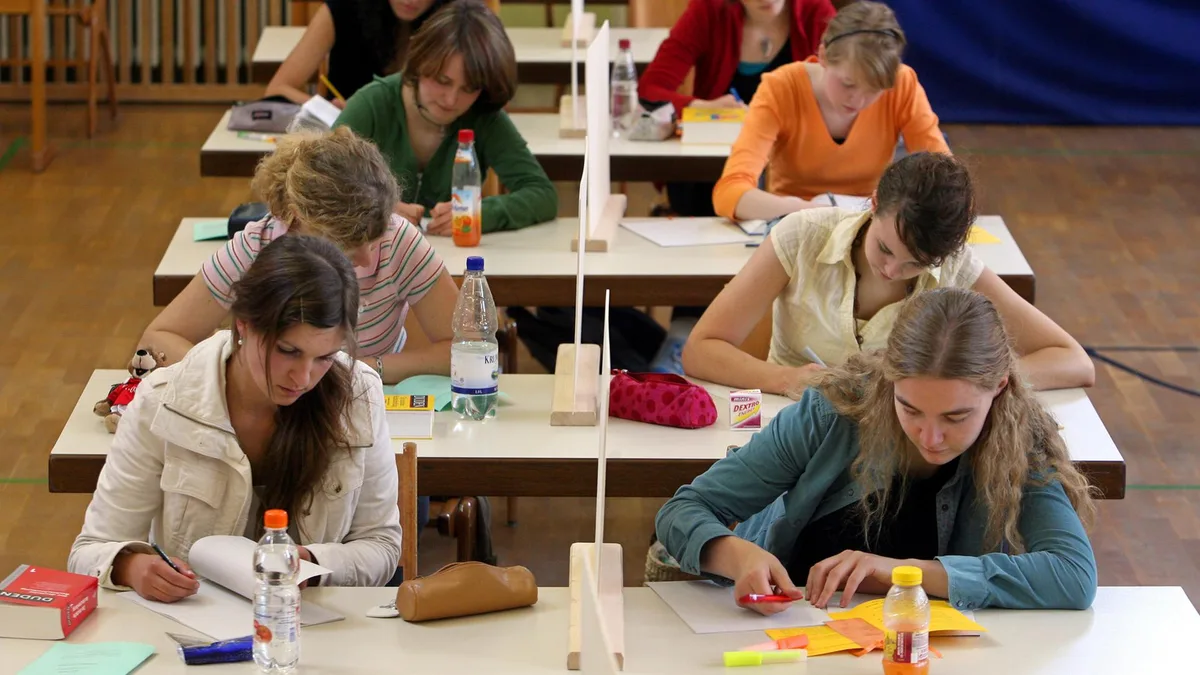 Statistik - Junge Frauen häufiger erfolgreich in Schule und Studium als junge Männer