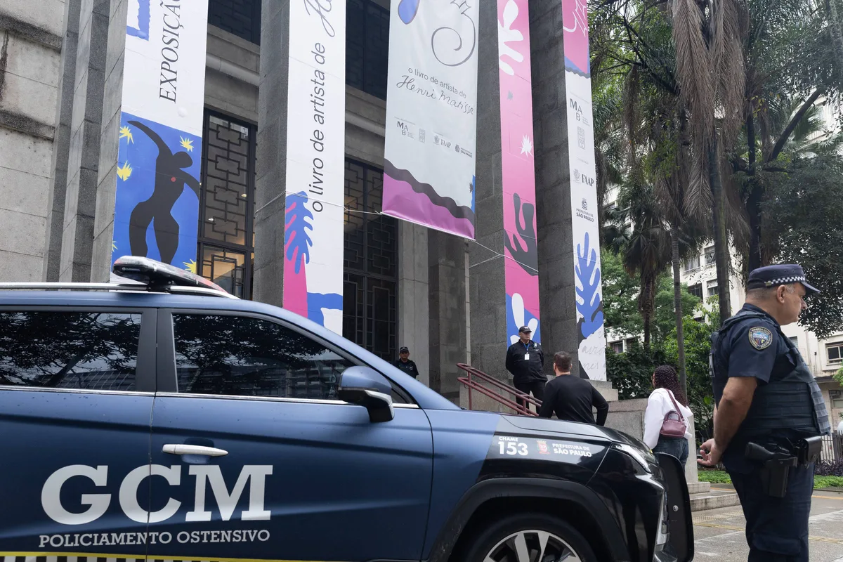 Biblioteca volta a expor obras roubadas com escolta da GCM e câmeras do SmartSampa