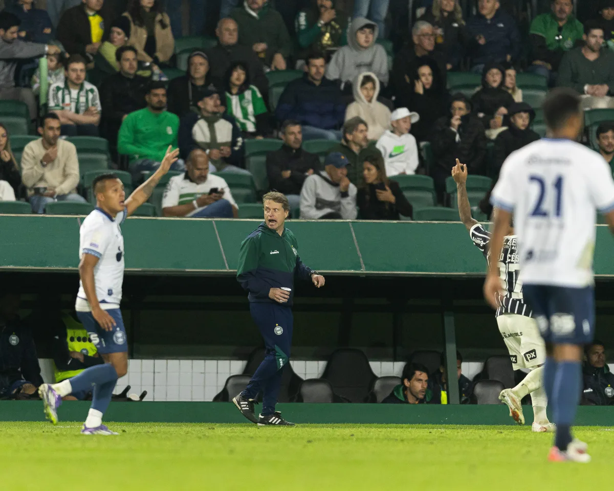Seabra critica árbitro após vitória do Coritiba sobre Corinthians: "Não é porque ganhei que vou esquecer"