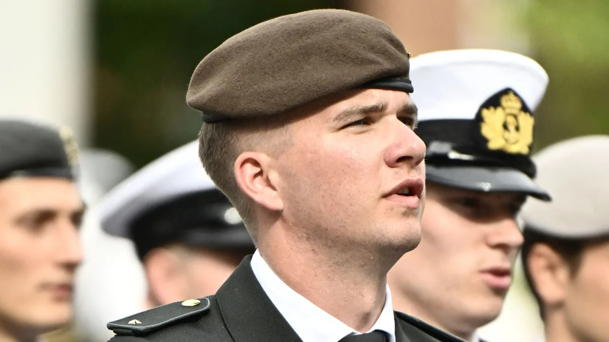 Gabriel de Bélgica se gradúa ante Felipe y Elisabeth y hará historia con una carrera militar y sueldo: las fotos de su gran día