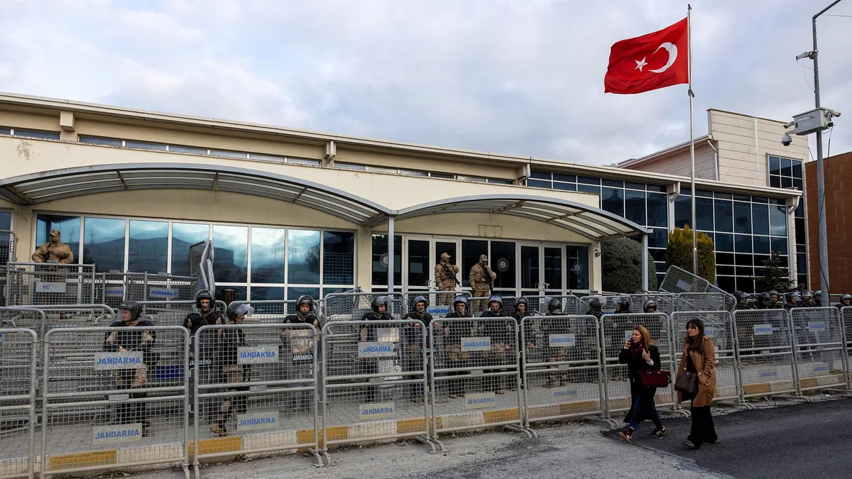 Prozess gegen İmamoğlu: Wenn der Angeklagte nur per Fernglas zu sehen ist