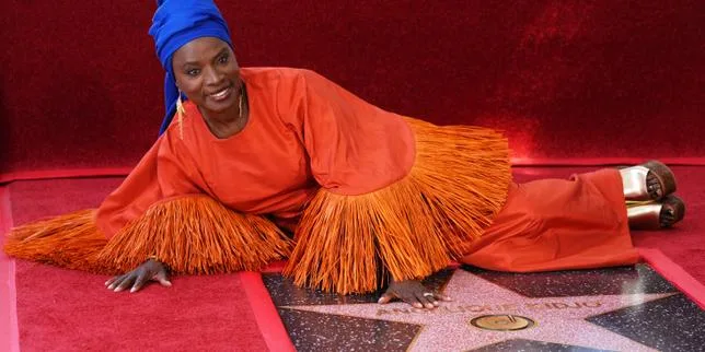 Angélique Kidjo devient la première chanteuse africaine à avoir son étoile sur le Walk of Fame d’Hollywood