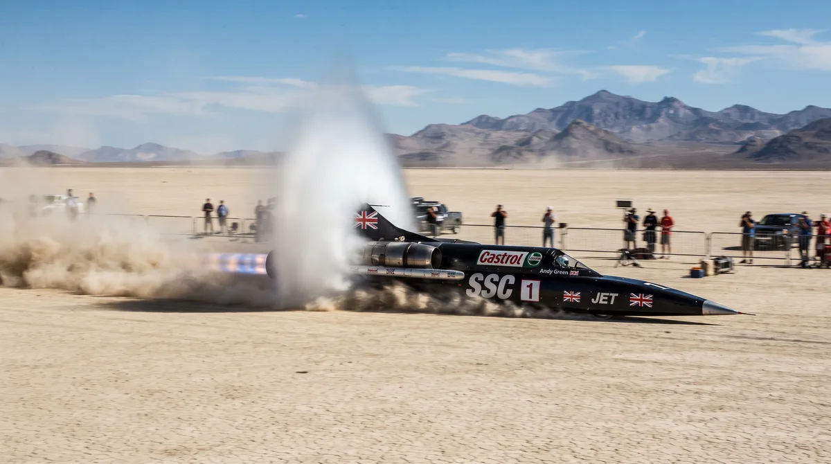 Rompendo a barreira do som em terra firme, este jato sobre rodas impulsionado por dois motores turbofan atingiu a marca histórica de 1.227,9 km/h em 1997