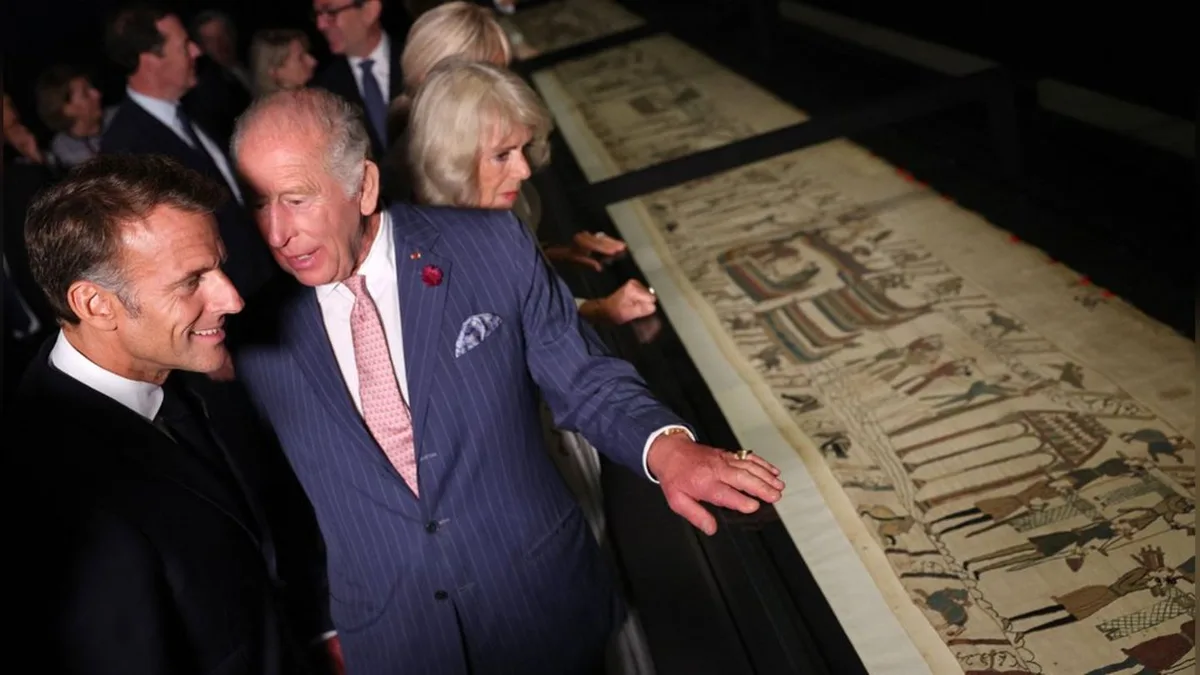König Charles und Emmanuel Macron: Sie besichtigen Teppich von Bayeux