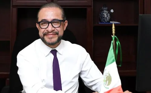 Hugo Eric Flores formaliza solicitud de licencia para dirigir PAZ; niega obstaculizar procedimientos en la Sección Instructora