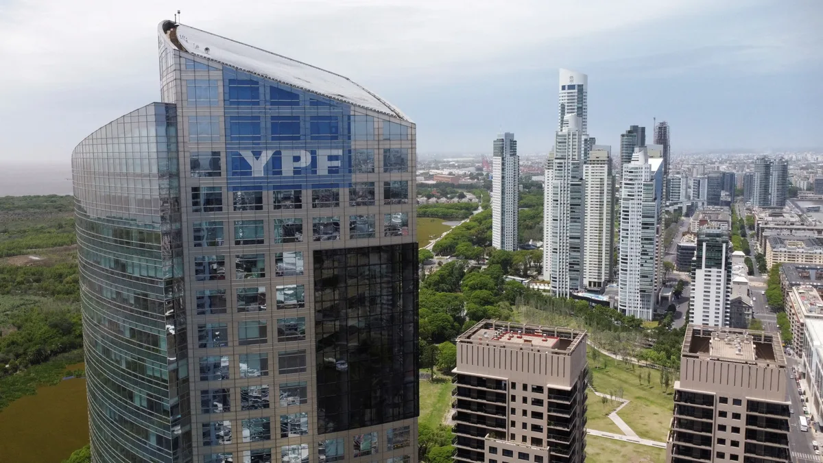 YPF y sus socias buscan cerrar el mayor crédito privado para exportar GNL de Vaca Muerta