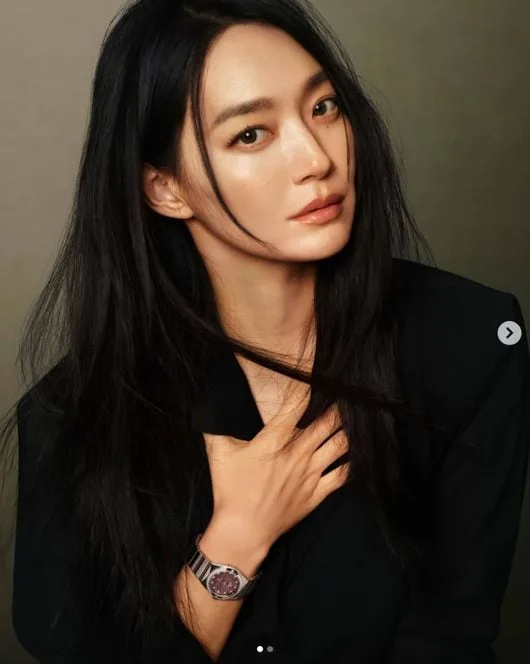 '김우빈♥' 신민아, 결혼 반지 대신 명품 시계..황후 그 자체