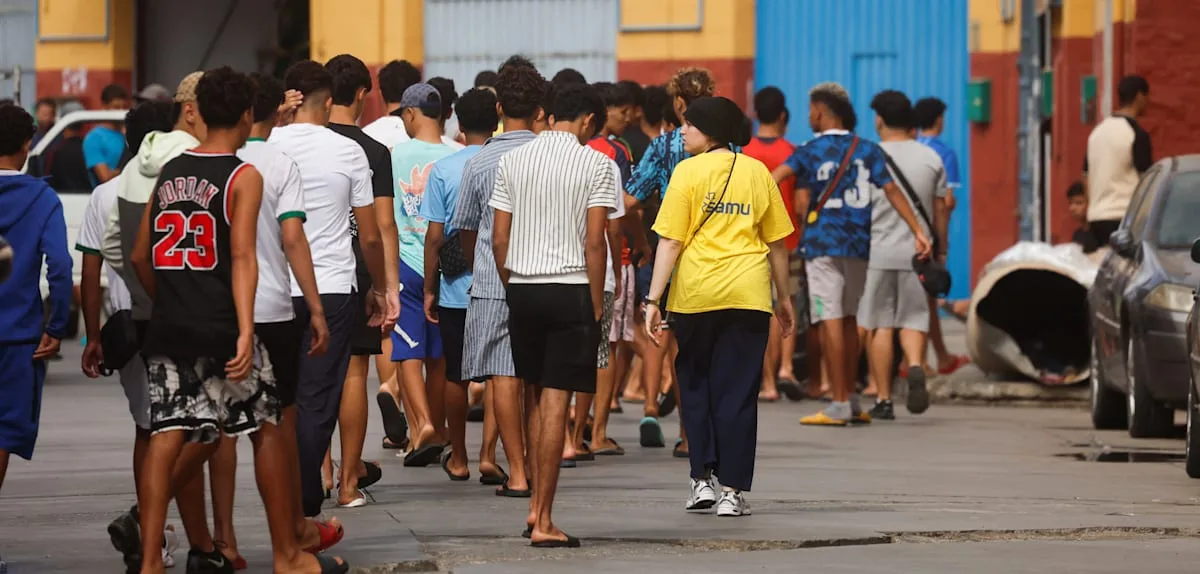 Minderjähriger Marokkaner reist unter Mannschaftsbus versteckt von Ceuta aufs spanische Festland