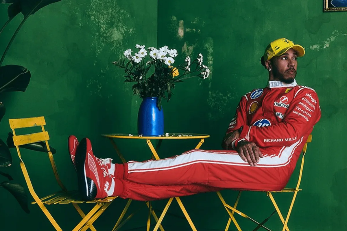 Lewis Hamilton ganha boné exclusivo da Ferrari para etapa brasileira