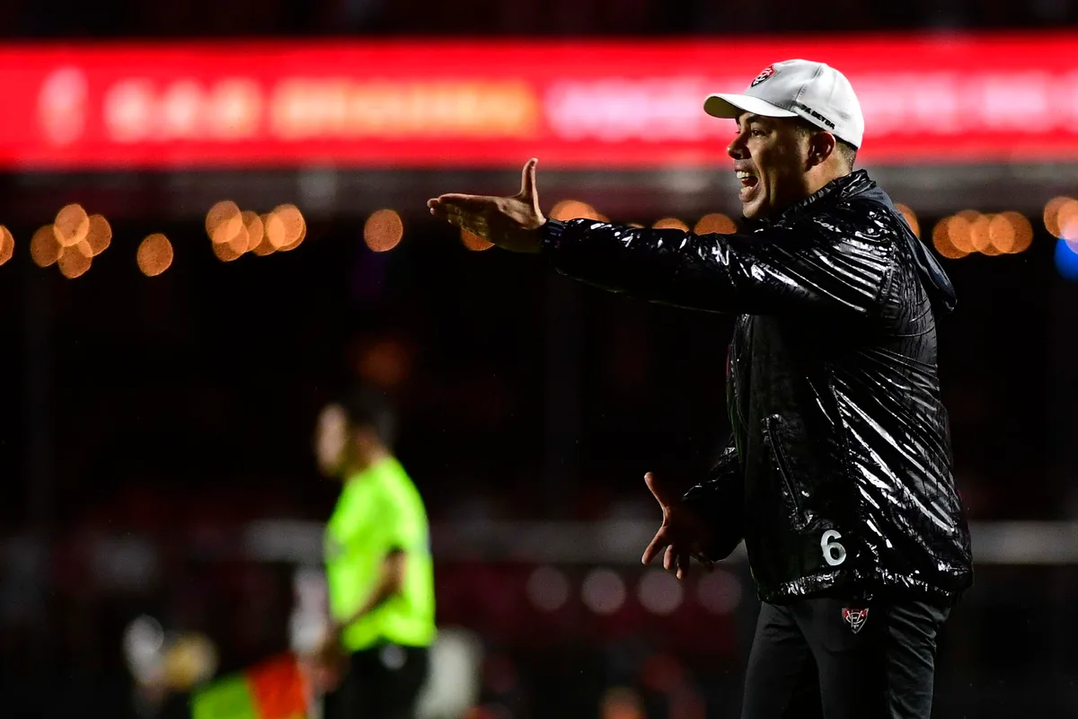 Jair Ventura diz que Vitória vai fazer representação contra arbitragem após derrota para o São Paulo