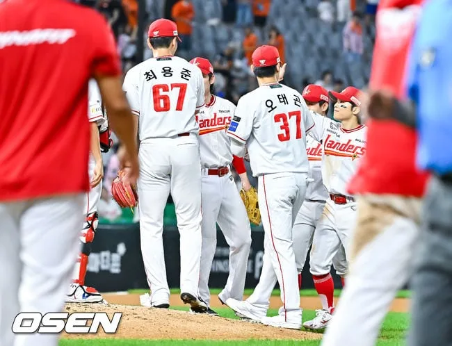 [사진]SSG, 한화 상대 기쁨의 스윕승