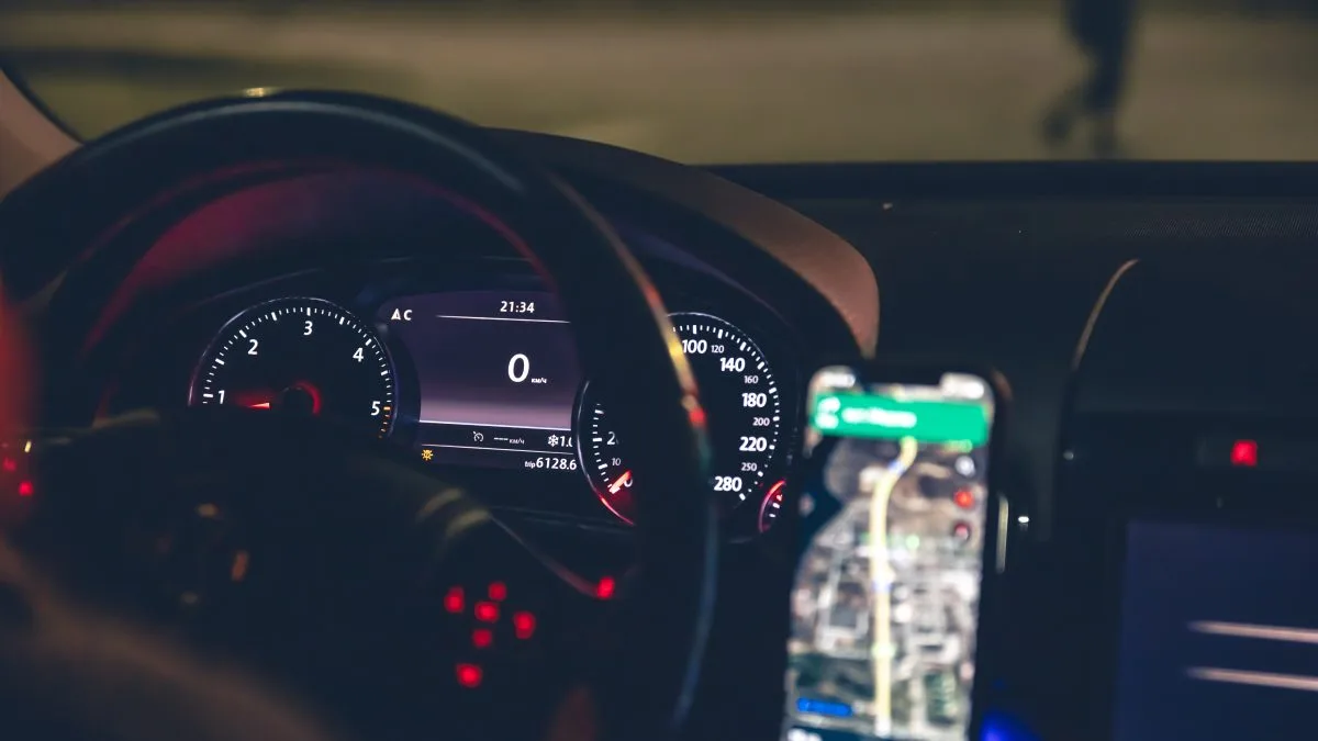 Corrida de Uber começa com uma mulher grávida rumo ao hospital, mas a bolsa rompe poucos minutos depois e motorista interrompe o trajeto antes de bebê nascer no banco traseiro