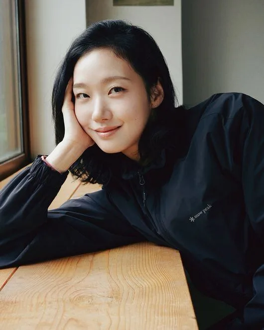 김고은, 턱 괴고 카메라 응시…35살이라곤 믿기지 않는 '시간 역행' 미모