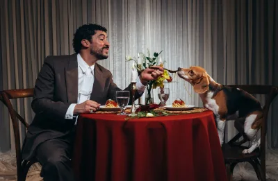 Bad Bunny posa com a cachorrinha Sansa para a Vogue canina: “Sou um pai rigoroso e amoroso”