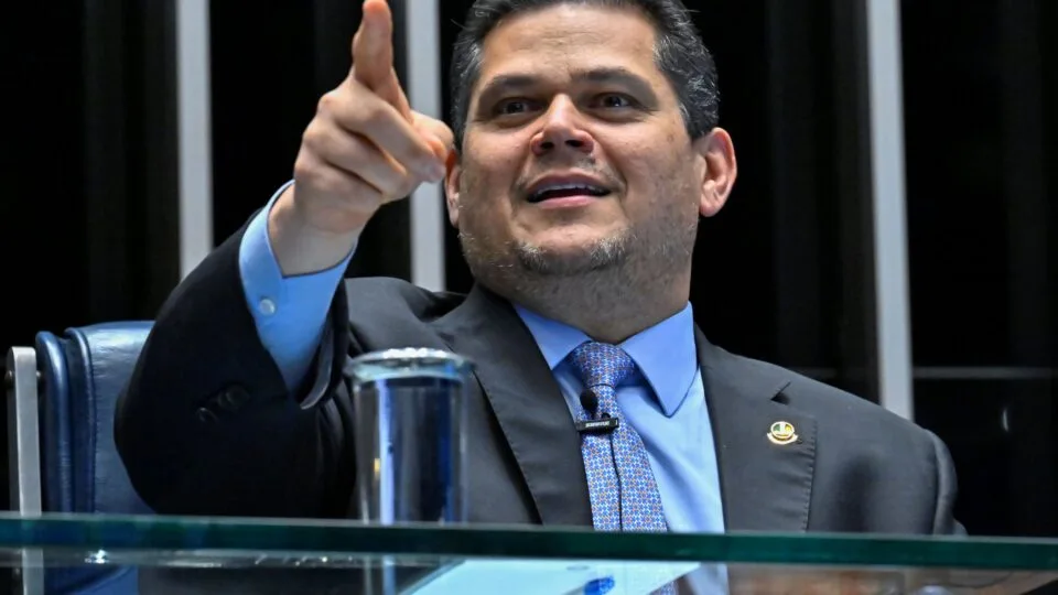 Alcolumbre marca votação da PEC do fim da escala 6×1 para próxima quarta (14)
