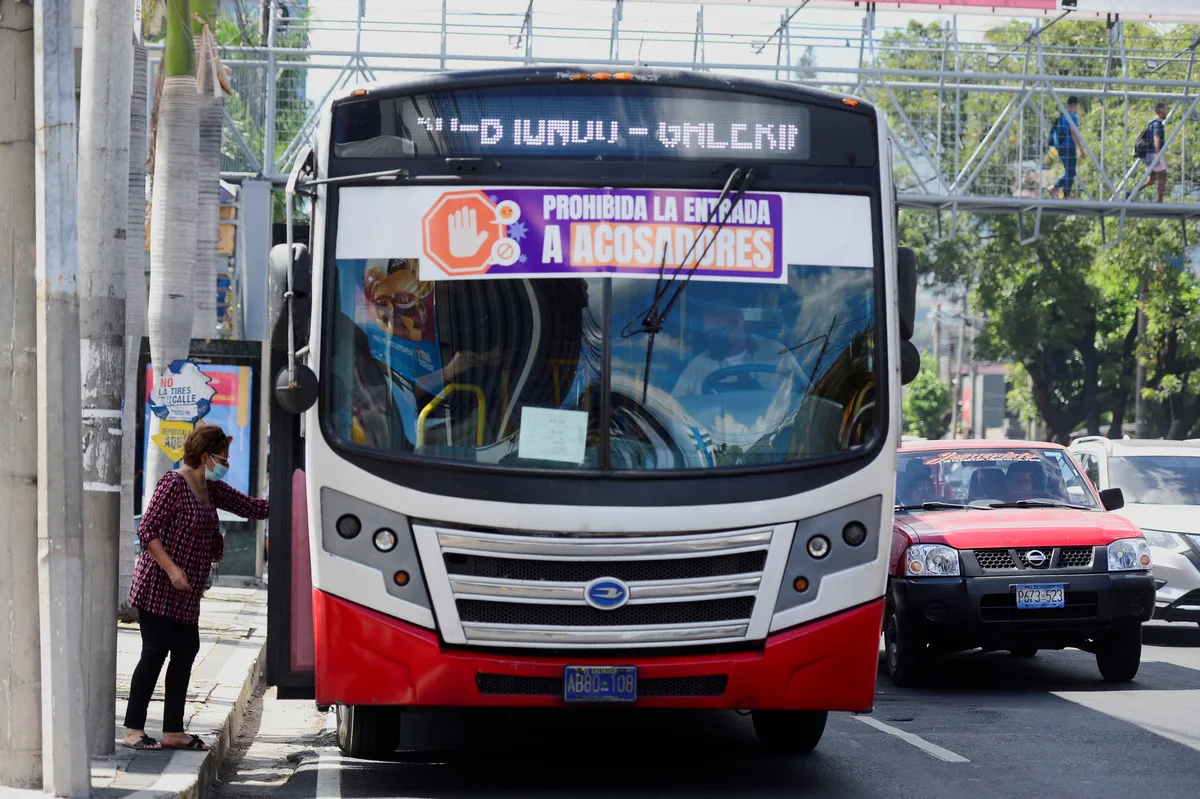 Transportistas salvadoreños evalúan devolver permisos de línea ante la presión de los costos y una menor demanda