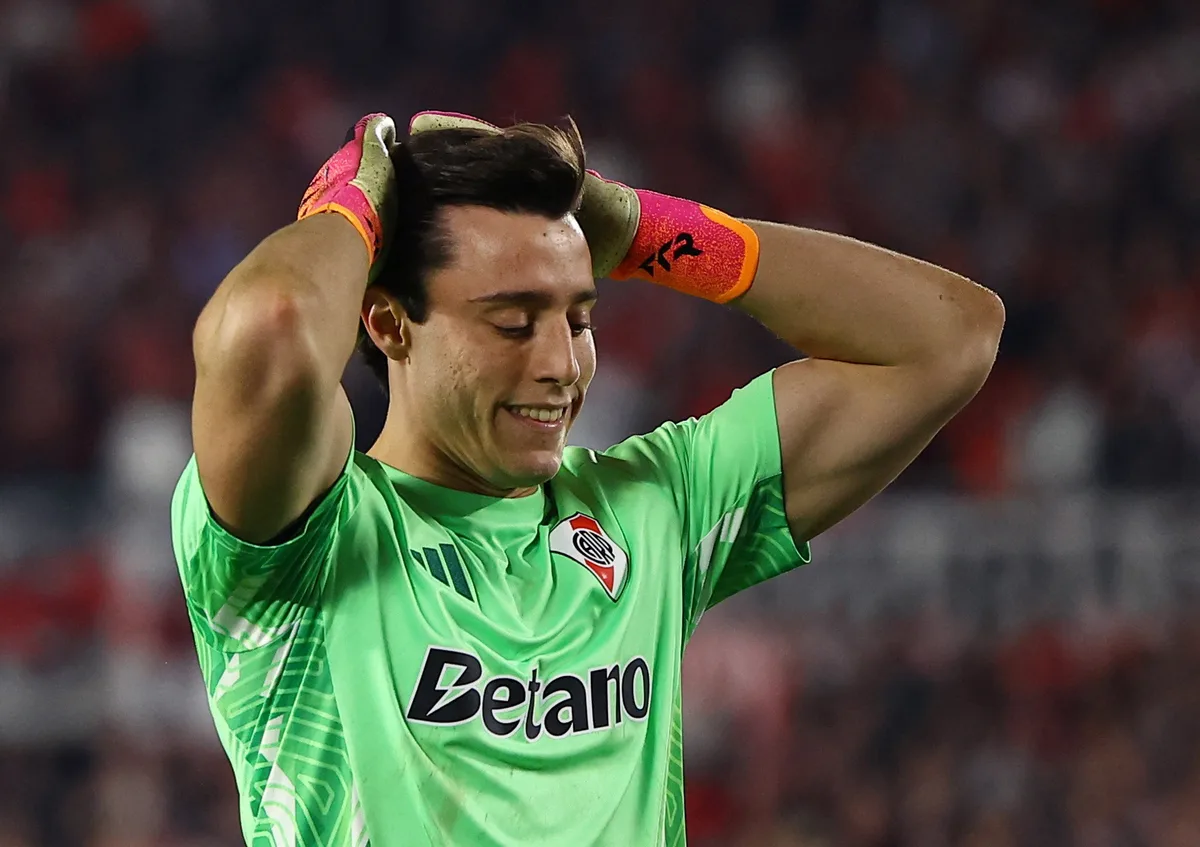 Goleiro do River Plate pede desculpas após defender três pênaltis e perder cobrança decisiva