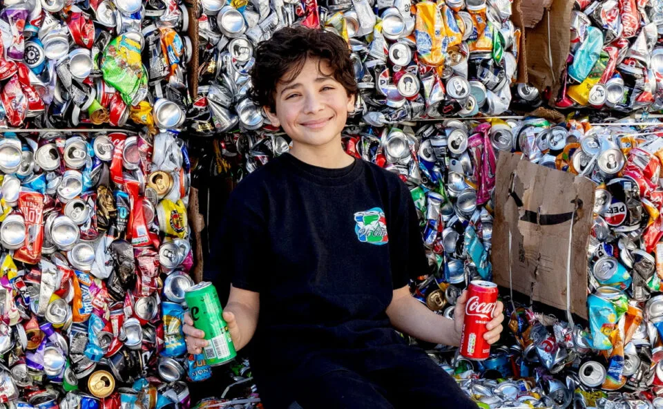 Garoto de 13 anos recicla 1,5 milhão de latinhas após dedicar 20 horas por semana ao projeto e arrecadar R$ 126 mil para caridade