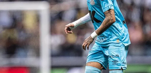 Um jogo e muitas críticas: o histórico de Neymar no gramado sintético