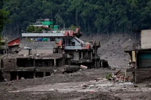 Pelo menos 384 viajantes estão desaparecidos após enchente no Nepal