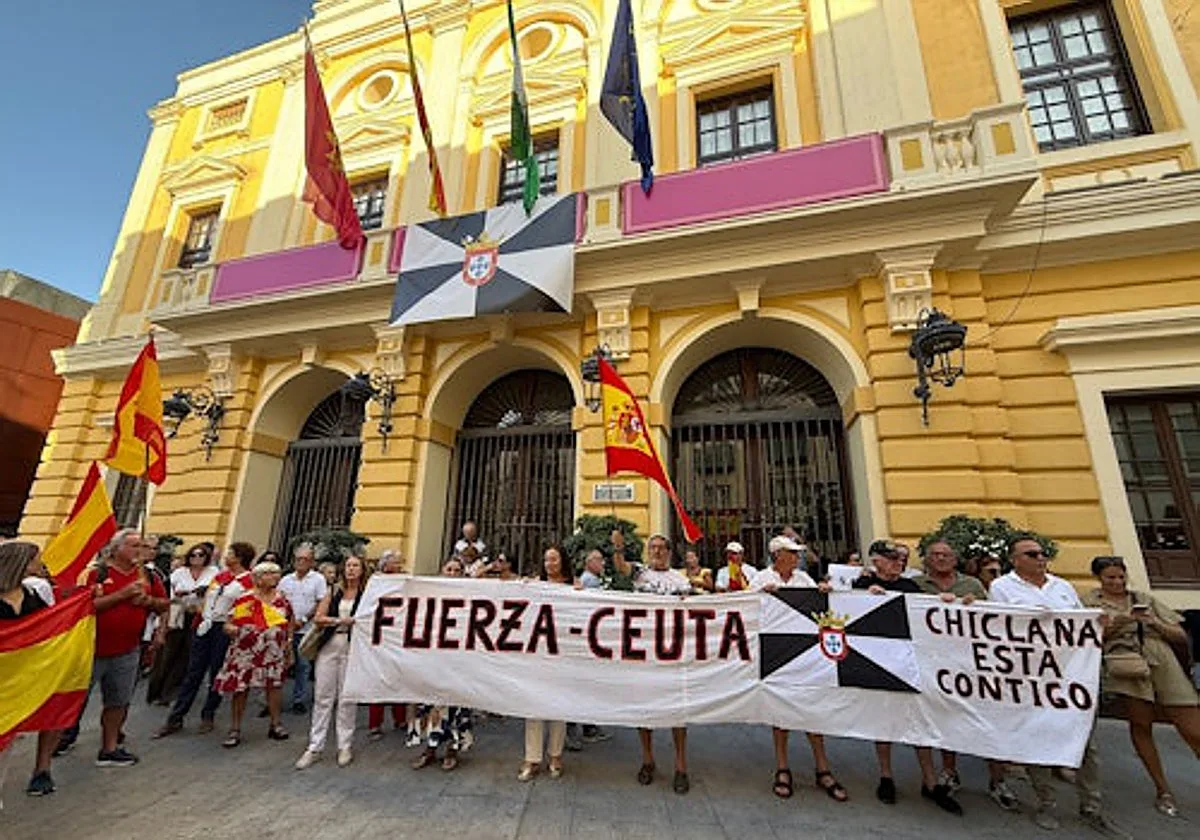 72 alcaldes del PSOE consuman su rebelión y se manifiestan por Ceuta pese a Ferraz