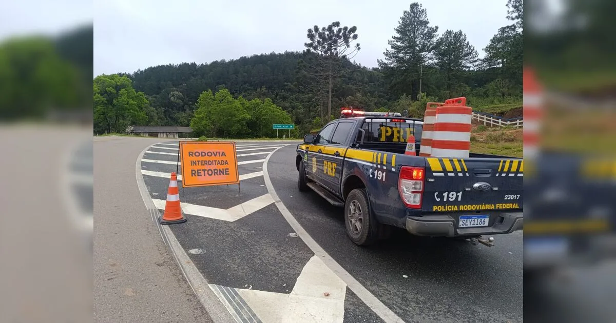 Deslizamentos e erosão interditam trechos da BR-476 no Paraná