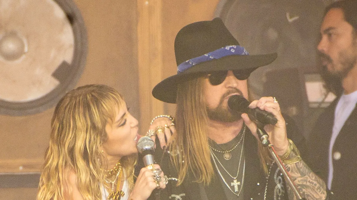 ⁠Billy Ray Cyrus reacciona al cambio de apellido de su hija Miley con una imagen de la infancia