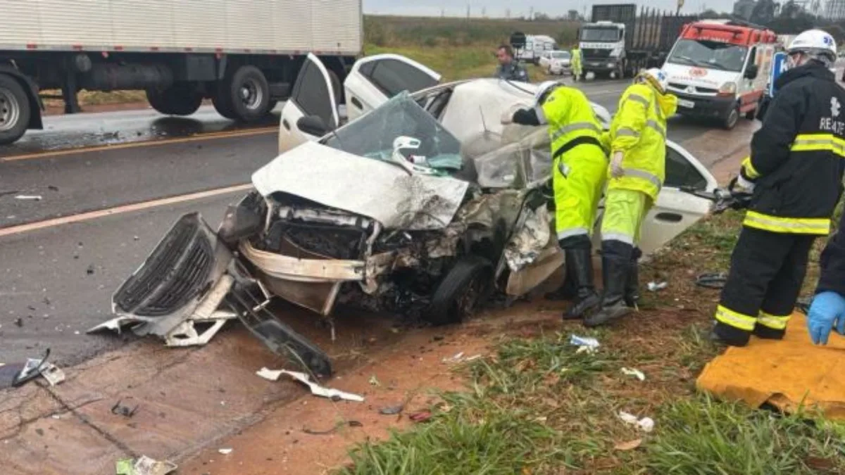 Batida frontal entre carro e caminhão deixa três pessoas feridas em rodovia de Itapuí