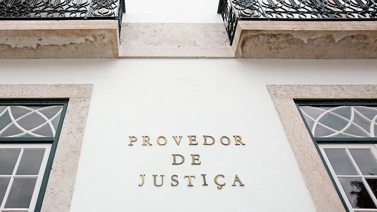 Professores fazem queixa à Provedora de Justiça contra cortes nas pensões
