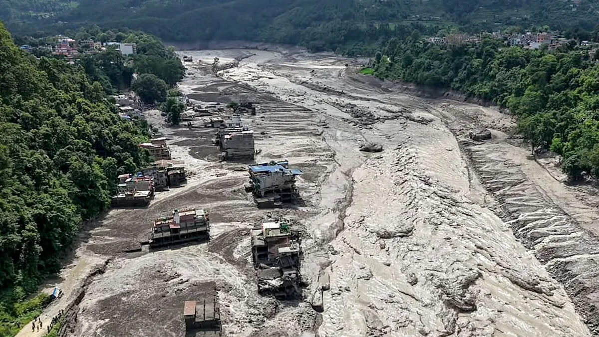 Dörfer weggespült - Sturzflut in Nepal! Hunderte Touristen vermisst