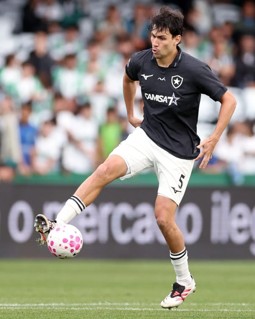Após empate, Ferraresi valoriza ponto fora de casa e elogia torcida: “Parabéns também porque nos ajudou muito”