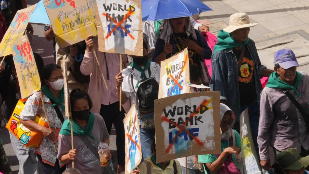 Thaïlande: à Bangkok, des manifestants dans la rue contre le FMI et la Banque mondiale