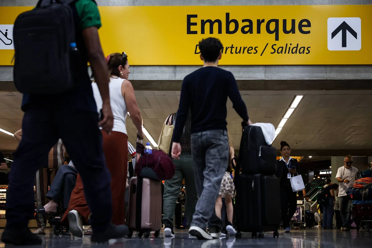 Suspensão de até 1 ano e multa para passageiros de avião começam na segunda (14); confira regras