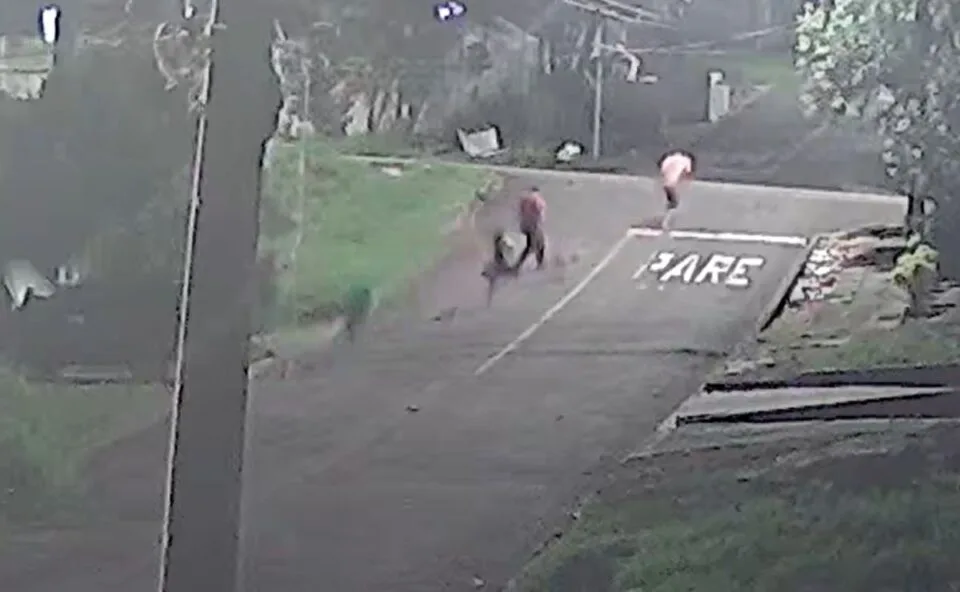 Foragido por matar homem a facadas em Curitiba é encontrado mais de um ano depois em Manaus; vídeo mostra confusão