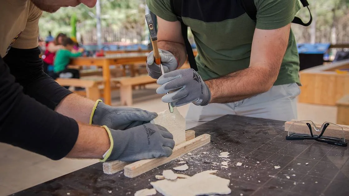 E se pudesse preparar fósseis com milhões de anos? No Dino Parque pode ser paleontólogo por uns dias